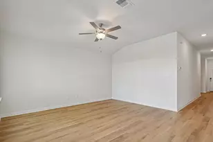 125 Sleep Holw, Jarrell, TX 76537 - Photo 2