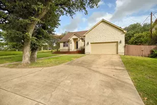 460 Tahitian Dr, Bastrop, TX 78602 - Photo 2