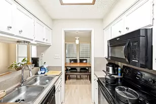 2706 Salado St, Austin, TX 78705 - Photo 10