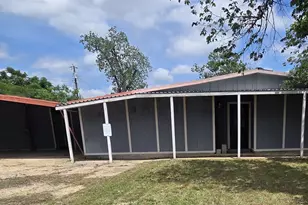 708 Rockdale Rd, Rockdale, TX 76567 - Photo 2