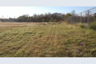 621 N Commerce Street, Lockhart, TX 78644 - Photo 6