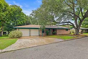 215 Memorial Dr, Luling, TX 78648 - Photo 1