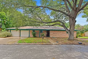 215 Memorial Dr, Luling, TX 78648 - Photo 2