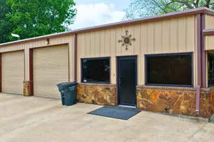 405 N Johnston St, Caldwell, TX 77836 - Photo 2