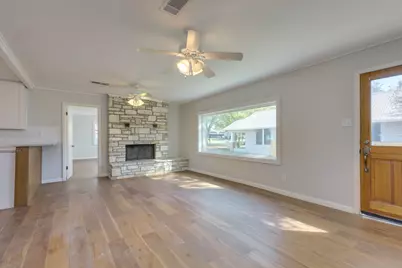 318 S Avenue C, Elgin, TX 78621 - Photo 6