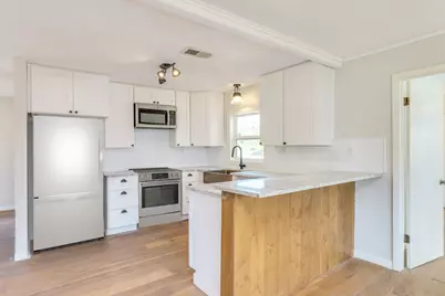 318 S Avenue C, Elgin, TX 78621 - Photo 2