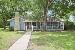 1320 W San Antonio St, Lockhart, TX 78644 - Photo 1