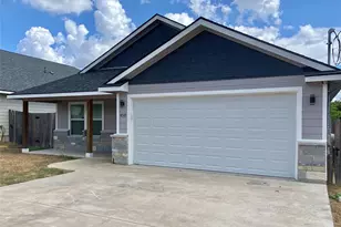 450 S Leon St, Giddings, TX 78942 - Photo 2