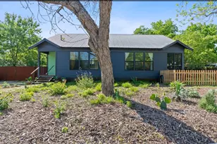 708 W Prairie Lea St, Lockhart, TX 78644 - Photo 2