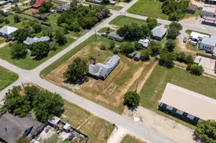 325 E Bell St, Bartlett, TX 76511 - Photo 2