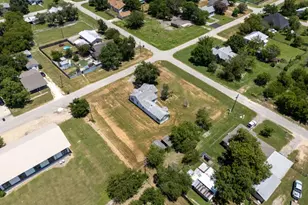 325 E Bell St, Bartlett, TX 76511 - Photo 4