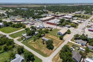 325 E Bell St, Bartlett, TX 76511 - Photo 8