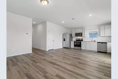 152 Sleep Hollow, Jarrell, TX 76537 - Photo 6