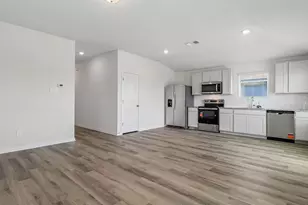 152 Sleep Holw, Jarrell, TX 76537 - Photo 6