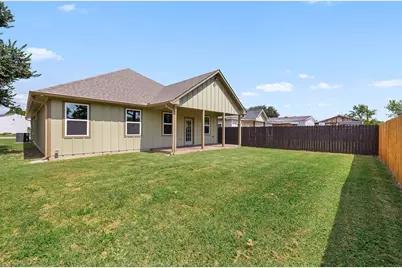 506 N Waco Street, Giddings, TX 78942 - Photo 2