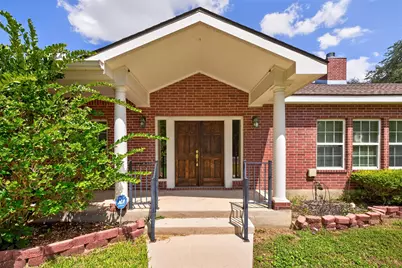 421 W Market Street, Lockhart, TX 78644 - Photo 2