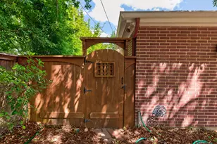 421 W Market St, Lockhart, TX 78644 - Photo 4