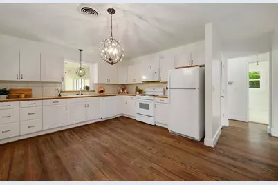 611 N Adams Street, Fredericksburg, TX 78624 - Photo 10