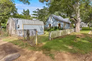 710 Gresham St, Smithville, TX 78957 - Photo 32