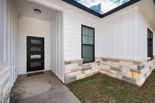 108 W Keomuku Ln, Bastrop, TX 78602 - Photo 2