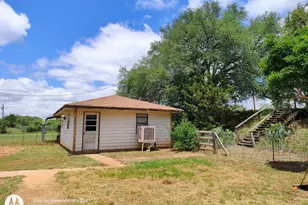 601 E Austin Ave, Llano, TX 78643 - Photo 16