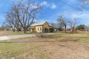703 Bois D'Arc St, Lockhart, TX 78644 - Photo 4