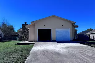 2711 Sunny Ln, Taylor, TX 76574 - Photo 2