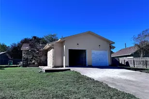 2711 Sunny Ln, Taylor, TX 76574 - Photo 1