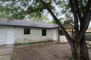 606 Guadalimar St, Lockhart, TX 78644 - Photo 2