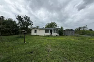 2009 Fm 1704 Rd, Elgin, TX 78621 - Photo 12