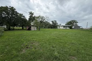 2009 Fm 1704 Rd, Elgin, TX 78621 - Photo 14
