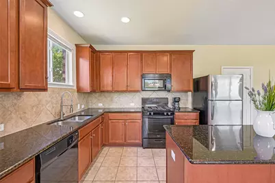 140 Lynn Crest Bend, Buda, TX 78610 - Photo 6