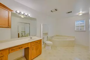 835 Jones St, Smithville, TX 78957 - Photo 12