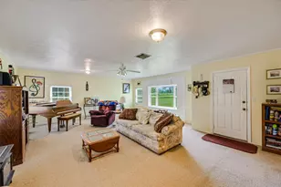835 Jones St, Smithville, TX 78957 - Photo 10