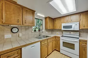 835 Jones St, Smithville, TX 78957 - Photo 10