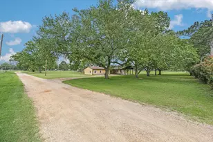 835 Jones St, Smithville, TX 78957 - Photo 2