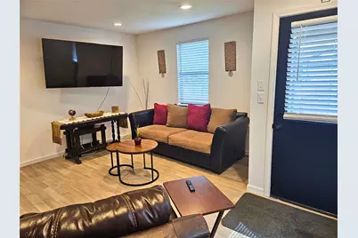 906 E Live Oak Street, Lockhart, TX 78644 - Photo 2