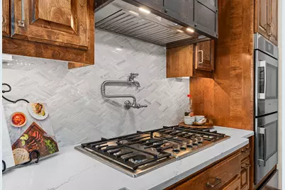 3 Applegreen Court, The Hills, TX 78738 - Photo 8