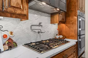 3 Applegreen Ct, The Hills, TX 78738 - Photo 8