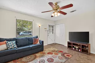 213 Atascosa St, Lockhart, TX 78644 - Photo 4
