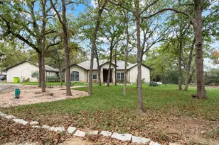 346 The Oaks Blvd, Elgin, TX 78621 - Photo 2