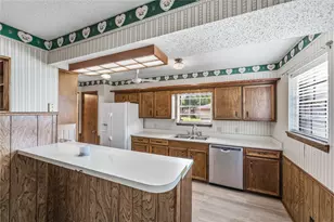 1070 N Franklin St, La Grange, TX 78945 - Photo 4
