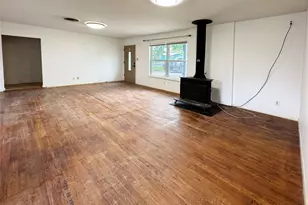327 W Mulberry St, Fredericksburg, TX 78624 - Photo 2