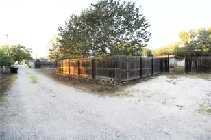 327 W Mulberry St, Fredericksburg, TX 78624 - Photo 36
