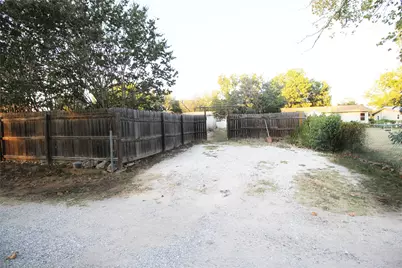 327 W Mulberry Street, Fredericksburg, TX 78624 - Photo 36