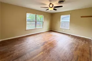 327 W Mulberry St, Fredericksburg, TX 78624 - Photo 6