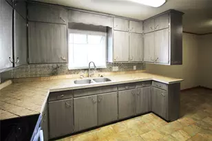 327 W Mulberry St, Fredericksburg, TX 78624 - Photo 4