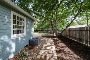 805 Maple St, Lockhart, TX 78644 - Photo 4