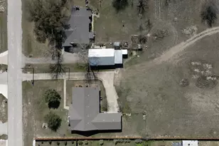 81 Family Cir, Hutto, TX 78634 - Photo 2