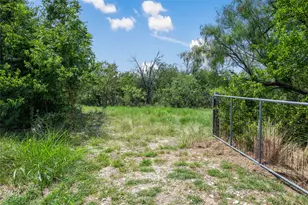 925 N 1st St, Jarrell, TX 76537 - Photo 2
